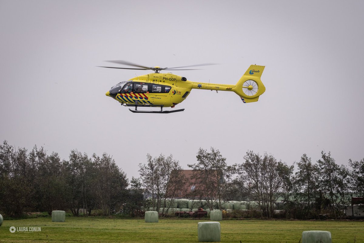 Ambulancehelikopter #Medic01 tussen de kuilpakken bij Halfweg op #Terschelling begin november. 🚁