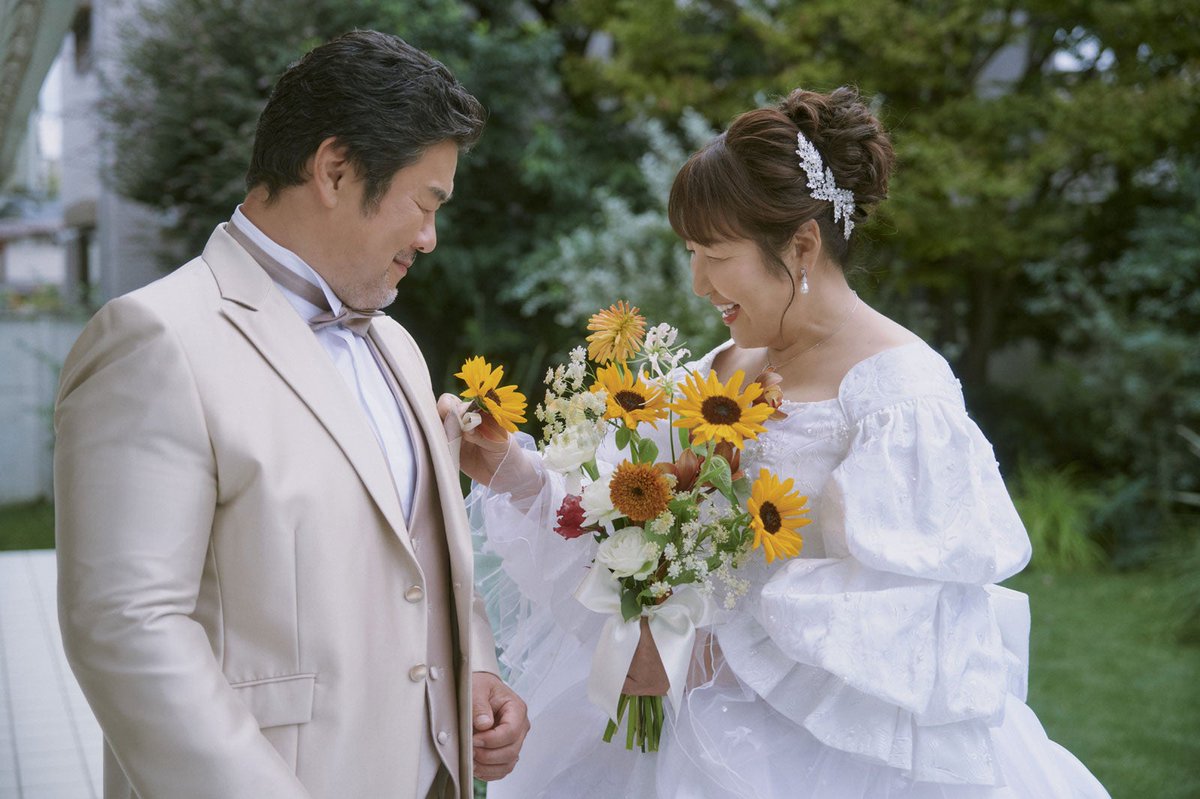 modelpress's tweet image. 佐々木健介＆北斗晶夫妻
結婚30周年を前にバウリニューアル👰‍♀️

12月23日発売「ゼクシィ」に登場💐
純白ドレス姿＆今後の2人計画も

🔻記事詳細
mdpr.jp/news/4452286

「30年目なので、いろんなとこ行って、いろんな景色を見て、行きたい所に行って、食べたい物食べて…」

#佐々木健介 #北斗晶