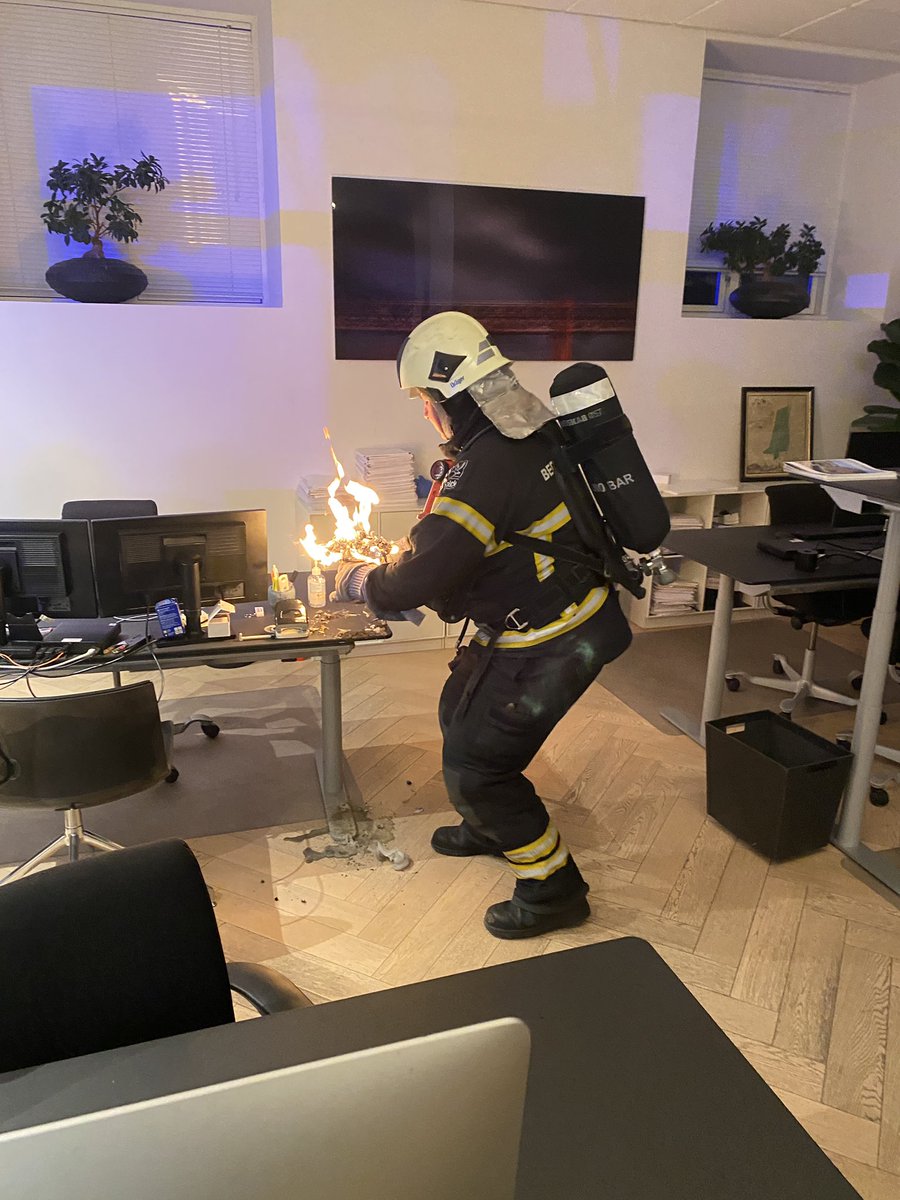 BeredskabOest's tweet photo. Året først brand i juledekoration🕯️
Melding om brand i butik sendte brandkøretøjer fra Gentofte og Lyngby til Ordrup onsdag morgen. 
Vi fjernede den brændende juledekoration og slukkede udenfor. Kun begrænset skade, men pas meget på og sluk altid en dekoration når den forlades. https://t.co/vCNOXYlhpo