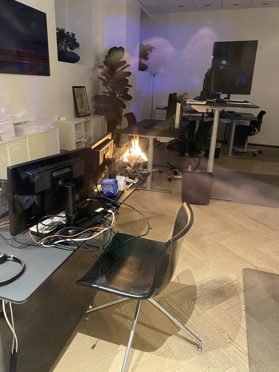 BeredskabOest's tweet photo. Året først brand i juledekoration🕯️
Melding om brand i butik sendte brandkøretøjer fra Gentofte og Lyngby til Ordrup onsdag morgen. 
Vi fjernede den brændende juledekoration og slukkede udenfor. Kun begrænset skade, men pas meget på og sluk altid en dekoration når den forlades. https://t.co/vCNOXYlhpo