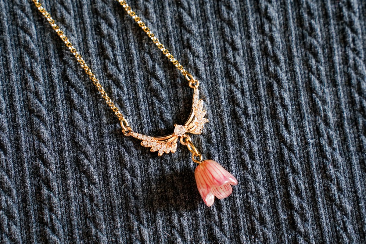_repinas_'s tweet photo. 可愛いお花のネックレスも作ってみました🥰
羽のパーツと合わせるとエンジェルのようなシルエットで可愛い💕
さて突然ですがこのお花の名前知っていますか？？
私はこの作品を作る時に知りました😳
まだまだ知らないお花がたくさんある🌼
#ハンドメイド好きさんと繋がりたい 
#プレゼント企画開催中 https://t.co/zZxP8x8EY0