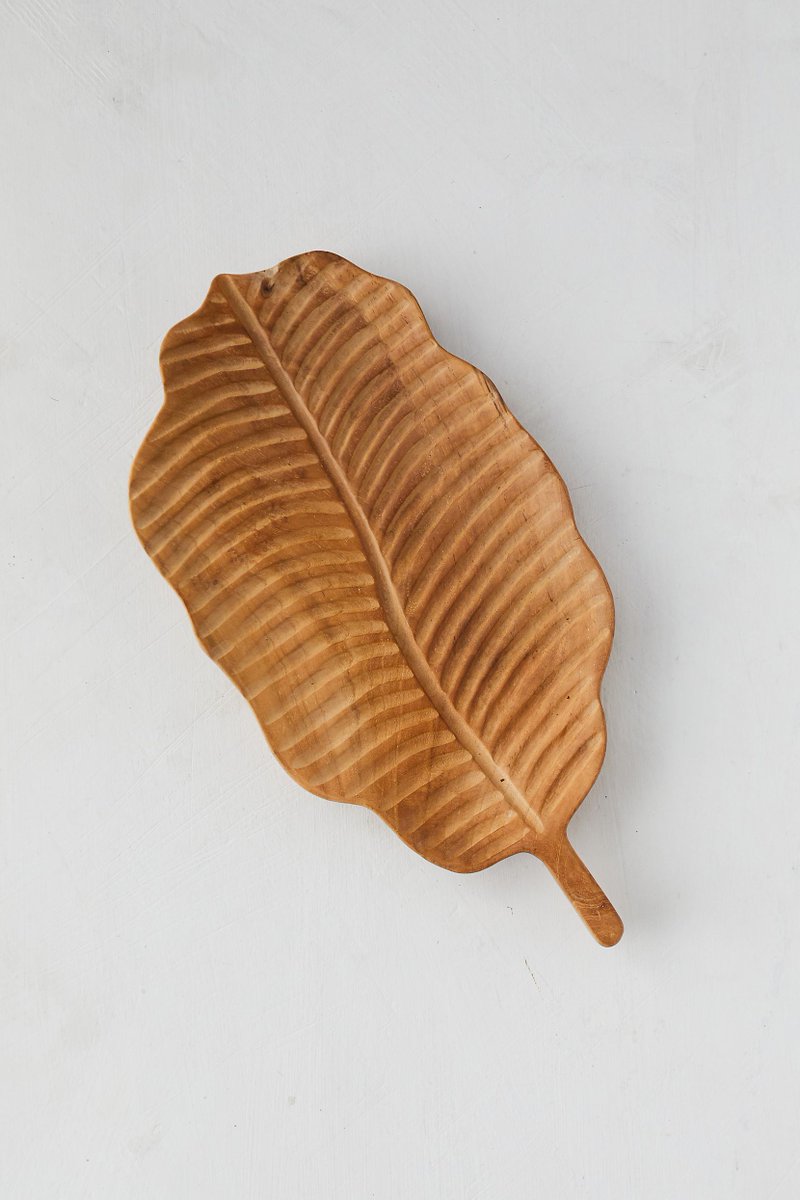 Handmadezzz's tweet image. Perfect for serving appetizers, cheeses, or desserts, this platter is as versatile as it is stylish. Impress your guests and elevate your entertaining with our Teak Serving Platter in the shape of a Wavy Leaf!

#EntertainingEssentials #TeakServingPlatter #WavyLeafDesign