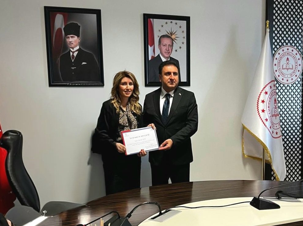 💫 eTwinning projelerinde gösterdikleri başarılardan dolayı İl Millî Eğitim Müdürümüz Doç. Dr. Murat Mücahit Yentür; Borusan Asım Kocabıyık MTAL öğretmenimiz Bahar Usta'yı, Sultan Alparslan İlkokulu öğretmenimiz Dicle Dolu'yu ve Prof. Dr. Ömer Dinçer İlkokulu öğretmenimiz Yakup