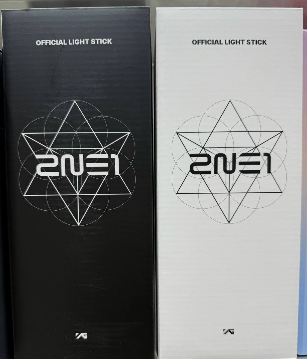 krmerchs's tweet photo. 🛍🛍 2NE1 lightstick set deal 🛍🛍

2ne1 welcome back MD

LIGHTSTICK SET DEAL ✨ 
ANY 2 colors for $130 (discount applied automatically at checkout/cashier)

tour uniform
t-shirt (symbol / logo)
ball cap

🚨 final stocks for apparels 🚨

🌐 link:
https://t.co/POdFcA1i3y https://t.co/VZ8X1CEkLG