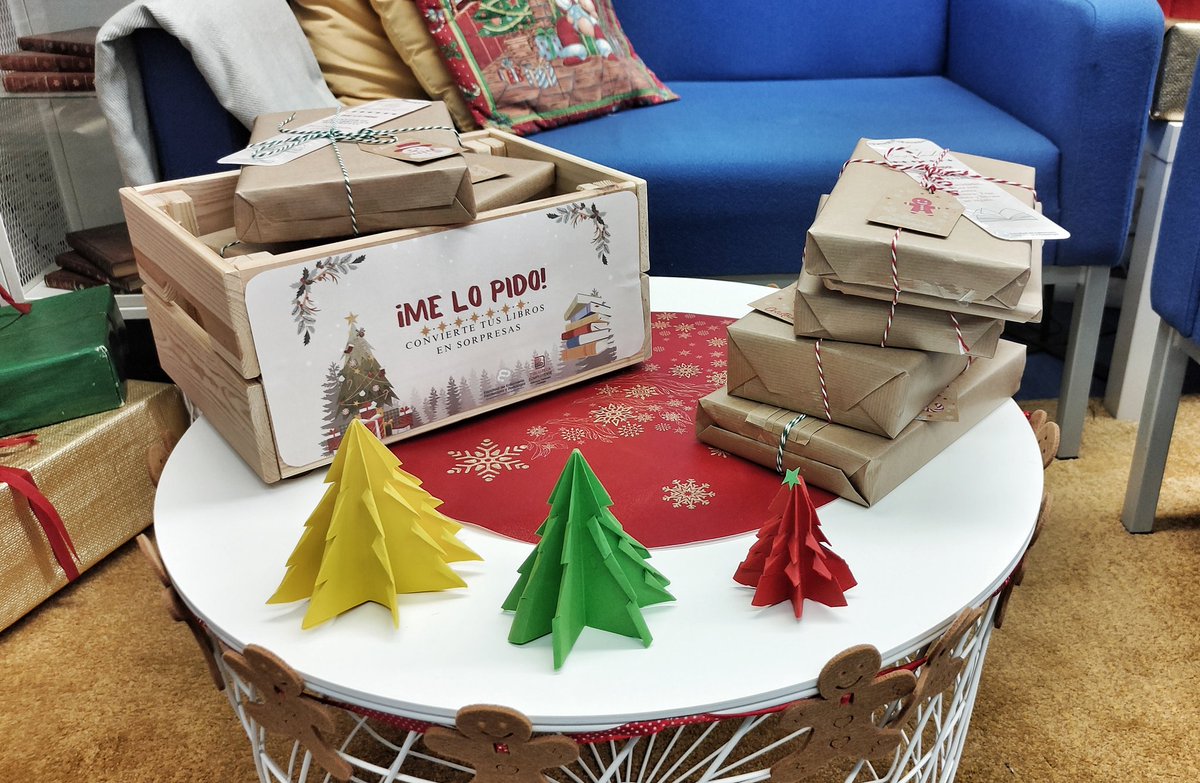 Oliver_UCM's tweet photo. La biblioteca de @FacultadEFP_UCM quiere que tengas un regalo de Navidad de nuestra parte. 
Si nos traes un libro (si no tienes ninguno también ... 🤫) que ya hayas leído podrás llevarte un estupendo y precioso regalo. ¡No te quedes sin el tuyo! #Melopido https://t.co/Zt0JydI6GF https://t.co/sYQMrfTde3