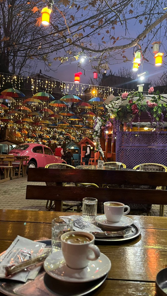 Hiç beklemediğin anda karşına çıkan, hiç planlamadığın halde gelip seni bulan detaylardır hayatı anlamlı kılan...   #balat #kahvekeyfi