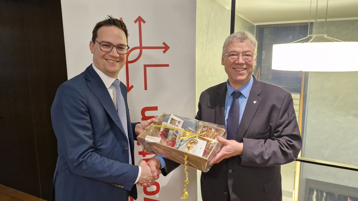 Sw_Railvolution's tweet image. #SwissRailvolution freut sich bekannt zu geben, dass Alex_Farinelli zum neuen Präsidenten gewählt wurde. Farinelli tritt die Nachfolge von @lombardi1956 an, der den Verein während drei Jahren zur Referenz für das #Verkehrskreuz #Schweiz gemacht hat.

MM
swissrailvolution.ch/dokumente/