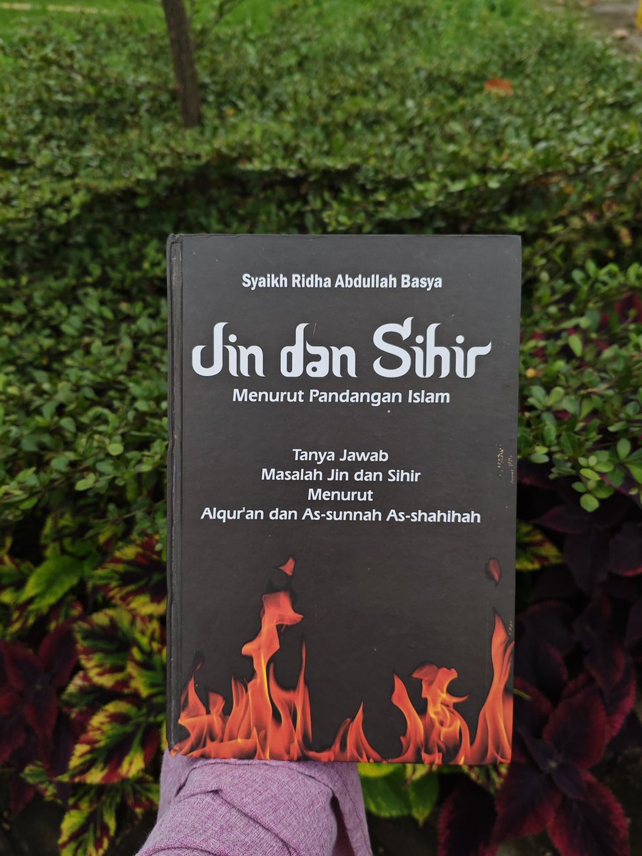 Bismillah, halo semuanya.

Aku lagi baca buku Jin dan Sihir Menurut Pandangan Islam. Setelah aku baca, isinya bagus banget dan aku pengin sharing beberapa hal yang aku rasa perlu diketahui sama muslim di Indonesia untuk meminimalisir kekeliruan soal hal ini.

So here we go!