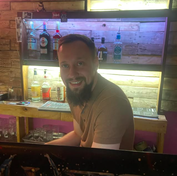 На фронті 16 грудня загинув власник харківського бару «Казка» Ігор. Захисник служив у 5-й окремій Слобожанській бригаді Нацгвардії.

«Він любив посміхатися і дарувати всім посмішку», — написали на сторінці закладу.