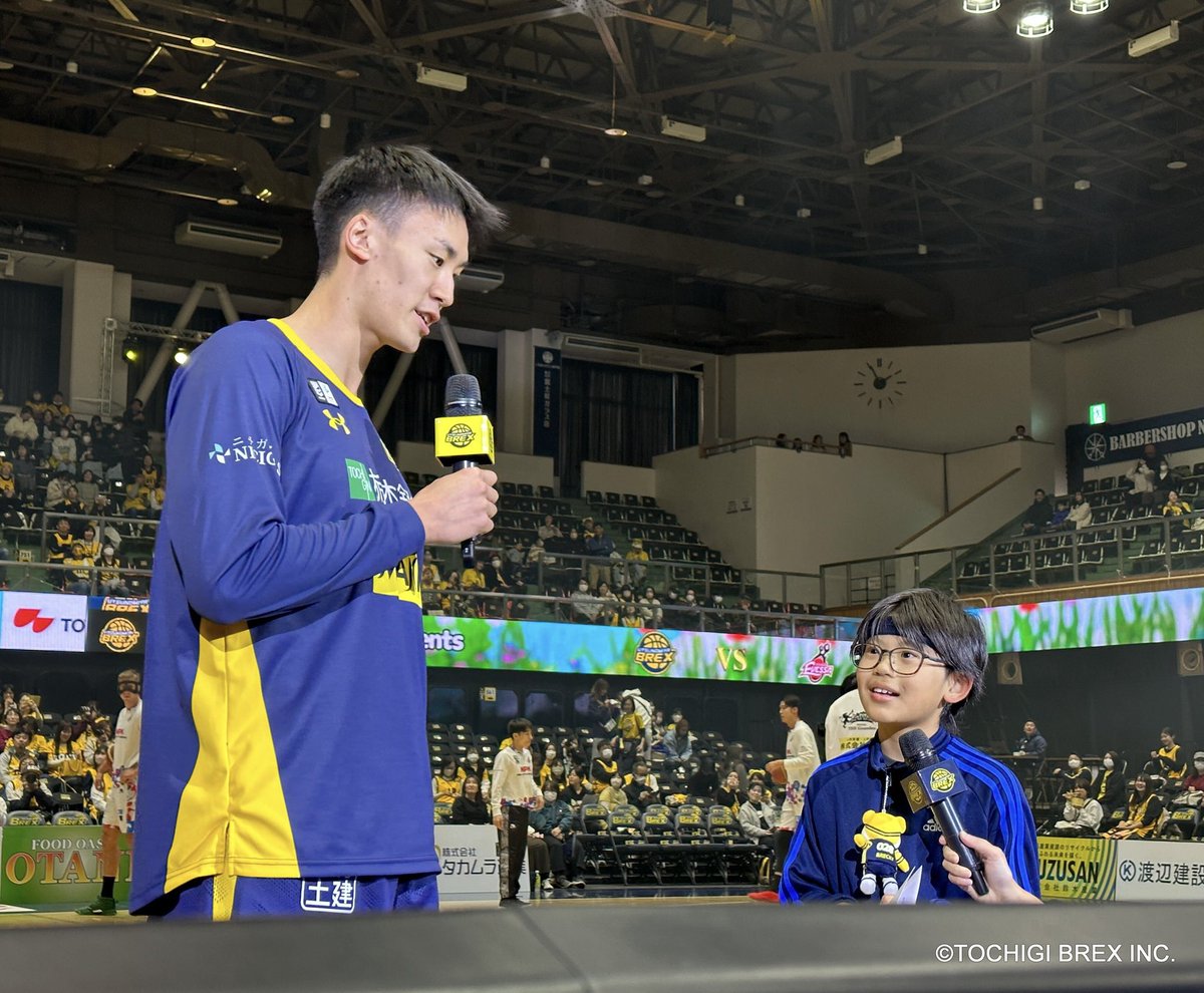 cozi_cozi_mmm7's tweet photo. 先日のキッズレポーターの写真が公式さんから届きました。
高島選手の笑顔が素敵だったのでポストします😊
今日の試合もがんばれー！
#高島紳司 #宇都宮ブレックス #BLEX https://t.co/pML9MWzD8L