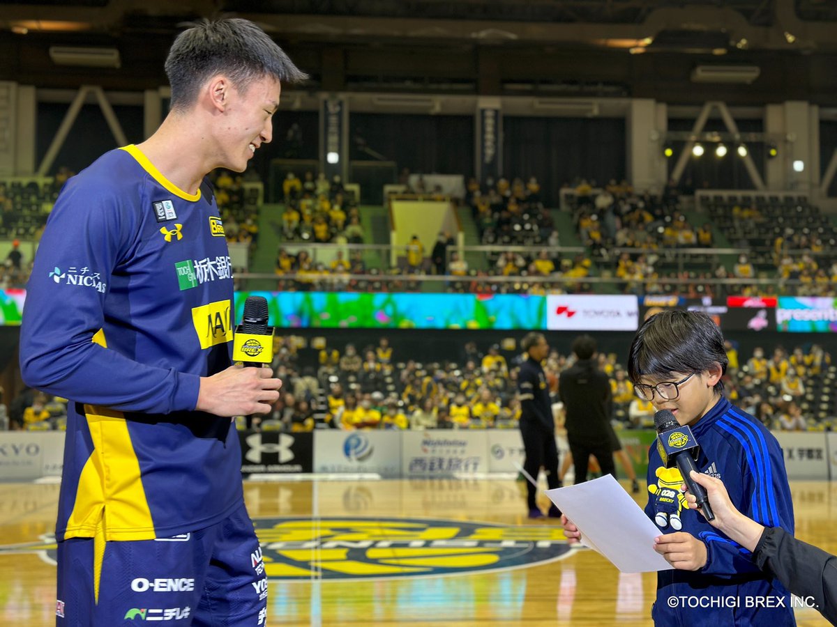 cozi_cozi_mmm7's tweet photo. 先日のキッズレポーターの写真が公式さんから届きました。
高島選手の笑顔が素敵だったのでポストします😊
今日の試合もがんばれー！
#高島紳司 #宇都宮ブレックス #BLEX https://t.co/pML9MWzD8L