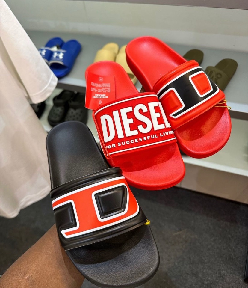 Sliders_Hub's tweet photo. Detty December! 🛍️

Prices (NGN)
Frame 1 : 40k (size 40-46)
Frame 2 : 65k (size 40-46)
Frame 3 : 30k (size 37-42)
Frame 4 : 45k (size 40-46)

Full Box Packaging! 📦

Nationwide Delivery! 🚚 🇳🇬 

No pick ups!

💬: Click link in bio to order via WhatsApp https://t.co/O7LoBSUHcD