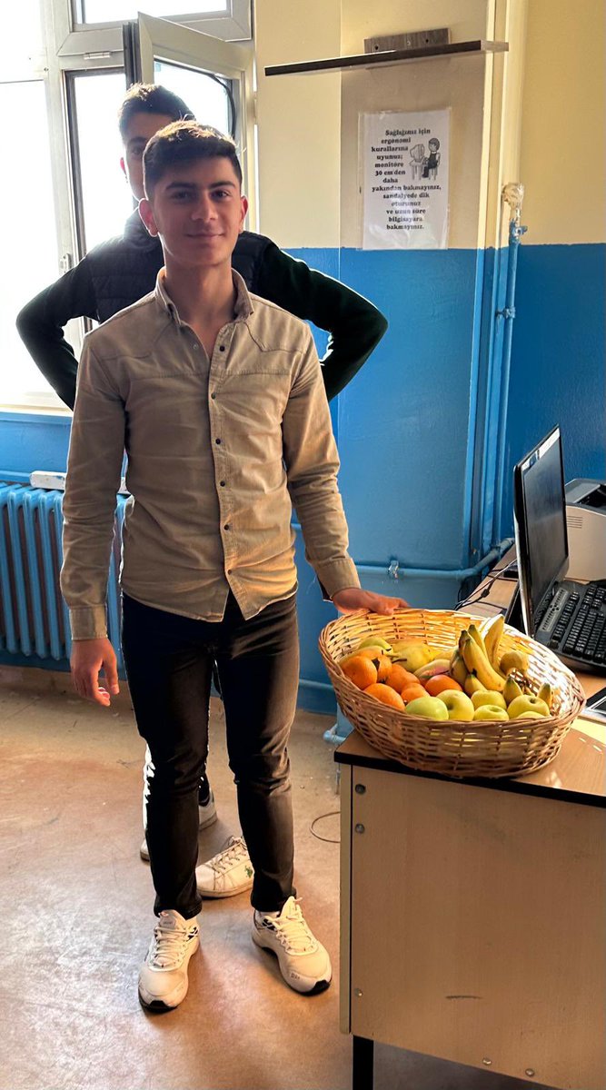 ahmtal47's tweet photo. ‘’Okulumda Sağlıklı Besleniyorum Projesi‘’ kapsamında, Ahmed-i Hani Ticaret mesleki ve teknik Anadolu Lisesi olaraksağlıklı beslenme alışkanlığına dikkat çekmek amacıyla öğrencilerimize meyve dağıtımı gerçekleştirildi.
@ali_eyyupkoca 
@KiziltepeKymlk 
@akadirgms 
@kiziltepemem47 https://t.co/uTeEH89BnA