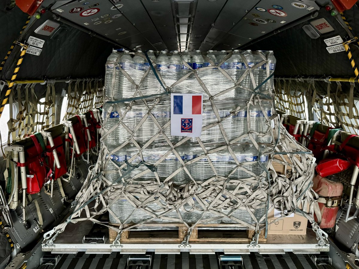 🇫🇷🇻🇺 #Earthquake The CN-235 Casa of <a href="/FANC_Officiel/">Forces Armées en Nouvelle-Calédonie (FANC)</a> is bringing some fifteen personnel, engineers, civil security, nurses, rescuers, and 2.7 tons of water, rations and freight.
