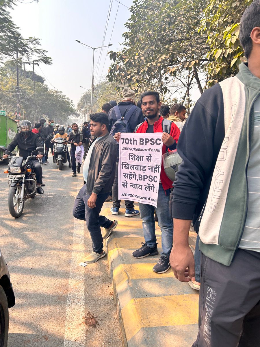 PmjVikash's tweet photo. #शिक्षा_सत्याग्रह  
Gardanibagh Patna
@VivekGa54515036 @BPSC_Network @kgs_live @NitishKumar @yadavtejashwi @BhimArmyChief @AmarJPaswan @AmarAzadd 
#BPSCReExamForAll https://t.co/WrmkDpMuz4