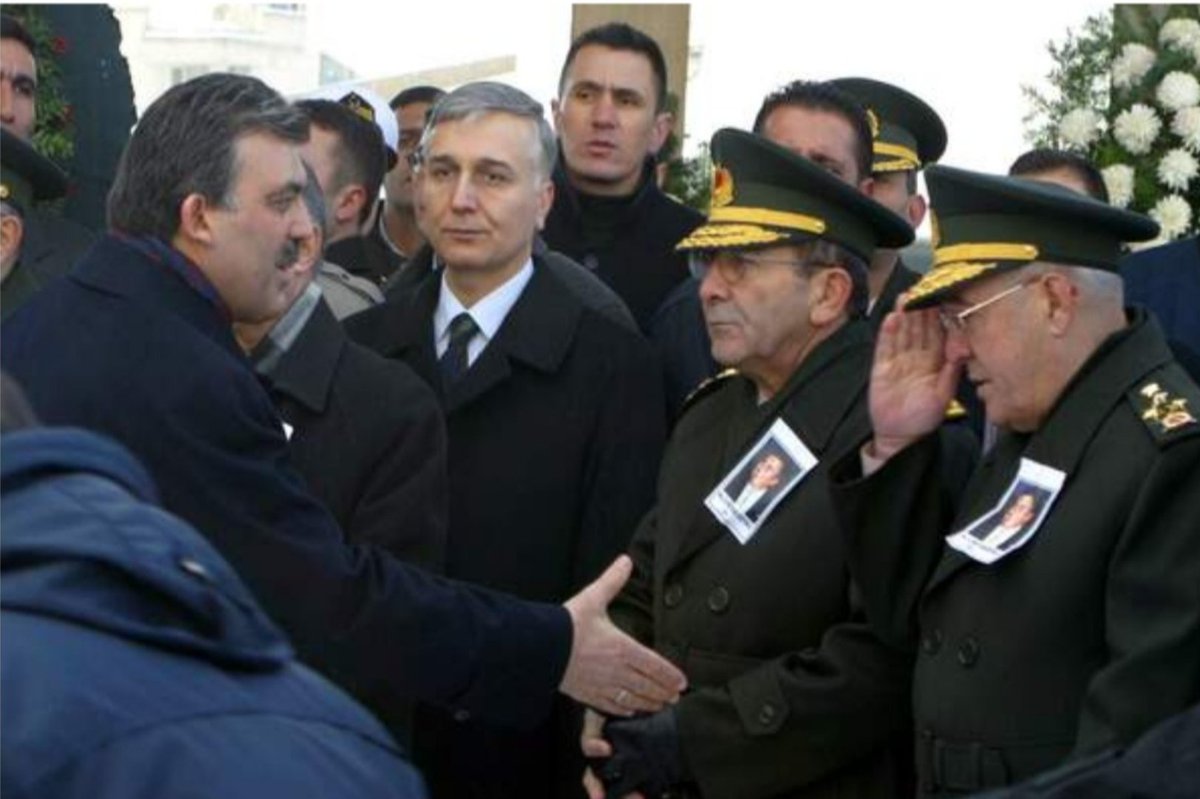 ulushafizasi's tweet image. Jandarma Genel Komutanı Şener Eruygur, Necip Hablemitoğlu'nun cenazesinde FETÖ ile ilişkileri olan Dışişleri Bakanı Abdullah Gül ile tokalaşmıyor. 
20 Aralık 2002