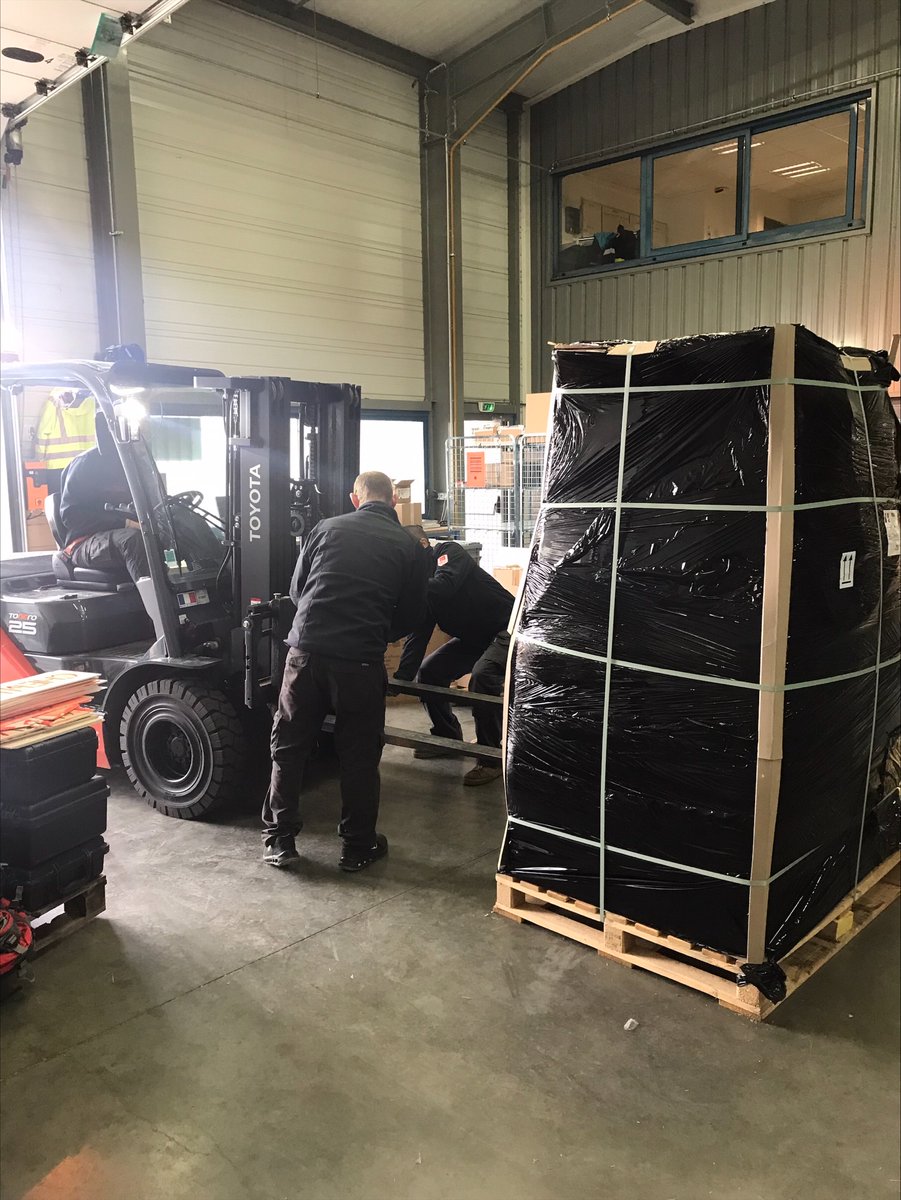SDIS_74's tweet photo. Face aux conséquences dévastatrices du cyclone #Chido, plus de 30 sapeurs-pompiers de la Haute-Savoie sont mobilisés pour venir en aide aux habitants de Mayotte. Ils interviennent sur 3 modules : télécommunications et transmissions, PMA et HUSAR.
#SapeursPompiers #Mayotte #SDIS74 https://t.co/xJ5YBd9Ief