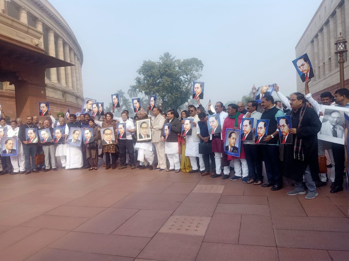 SanjayAzadSln's tweet photo. बाबा साहेब का अपमान नही सहेगा हिंदुस्तान।
गृह मंत्री इस्तीफ़ा दो-इस्तीफ़ा दो-इस्तीफ़ा दो।। https://t.co/zlh0PLSdyi