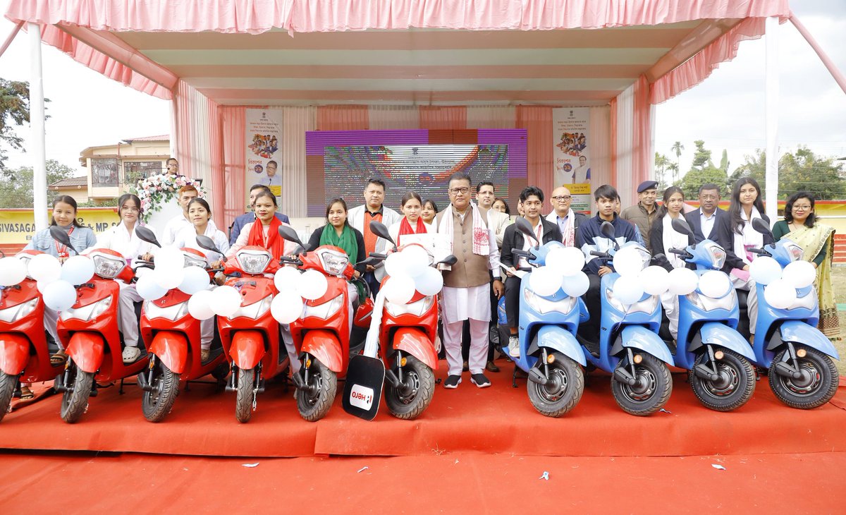 ranojpeguassam's tweet photo. On the occasion of the 12-day development programme, I am delighted to encourage students with awards at the event held at Boarding Ground, Sivasagar.

A total of 1,141 students scoring 75% and above in the district’s high school exams received Rs 12,500 each under the “Anundoram Barooah Award.” Additionally, 1,778 Higher Secondary Final Examination achievers were awarded scooties under the “Dr. Banikanta Kakati Award,” and 7,253 Class IX students received bicycles under the CM’s Special Scheme.

HMLA Shri @borgohainSBG, Ex-MLA Shri Kushal Duwari, and Chairman of Tai Ahom Development Council Shri Mayyur Borgohain graced the occasion.
@himantabiswa 
@CMOfficeAssam