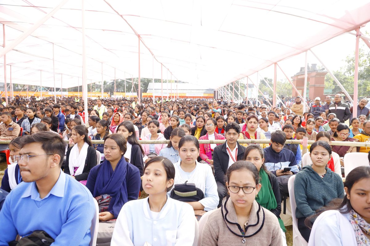 ranojpeguassam's tweet photo. On the occasion of the 12-day development programme, I am delighted to encourage students with awards at the event held at Boarding Ground, Sivasagar.

A total of 1,141 students scoring 75% and above in the district’s high school exams received Rs 12,500 each under the “Anundoram Barooah Award.” Additionally, 1,778 Higher Secondary Final Examination achievers were awarded scooties under the “Dr. Banikanta Kakati Award,” and 7,253 Class IX students received bicycles under the CM’s Special Scheme.

HMLA Shri @borgohainSBG, Ex-MLA Shri Kushal Duwari, and Chairman of Tai Ahom Development Council Shri Mayyur Borgohain graced the occasion.
@himantabiswa 
@CMOfficeAssam