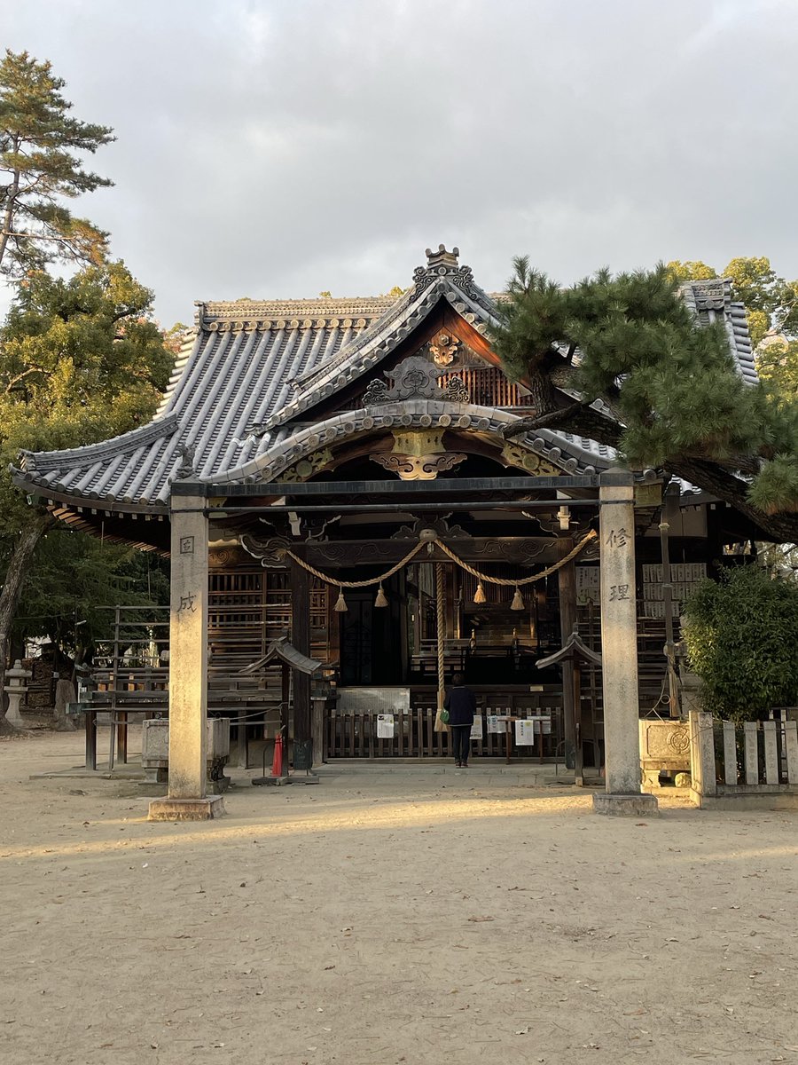 JgTyiHMzWT8wFB8's tweet photo. 夕刻、伊丹市の猪名野神社⛩️さんに立ち寄らせていただきました😊✨✨　年末の夕暮れって、どこか切なさを感じますね🥹🌇　　　　　もういくつ���ると、の時期ですがご安全に一年を乗り切れるように頑張ります☺️⛩️⛩️⛩️ https://t.co/Chn8TlBofG