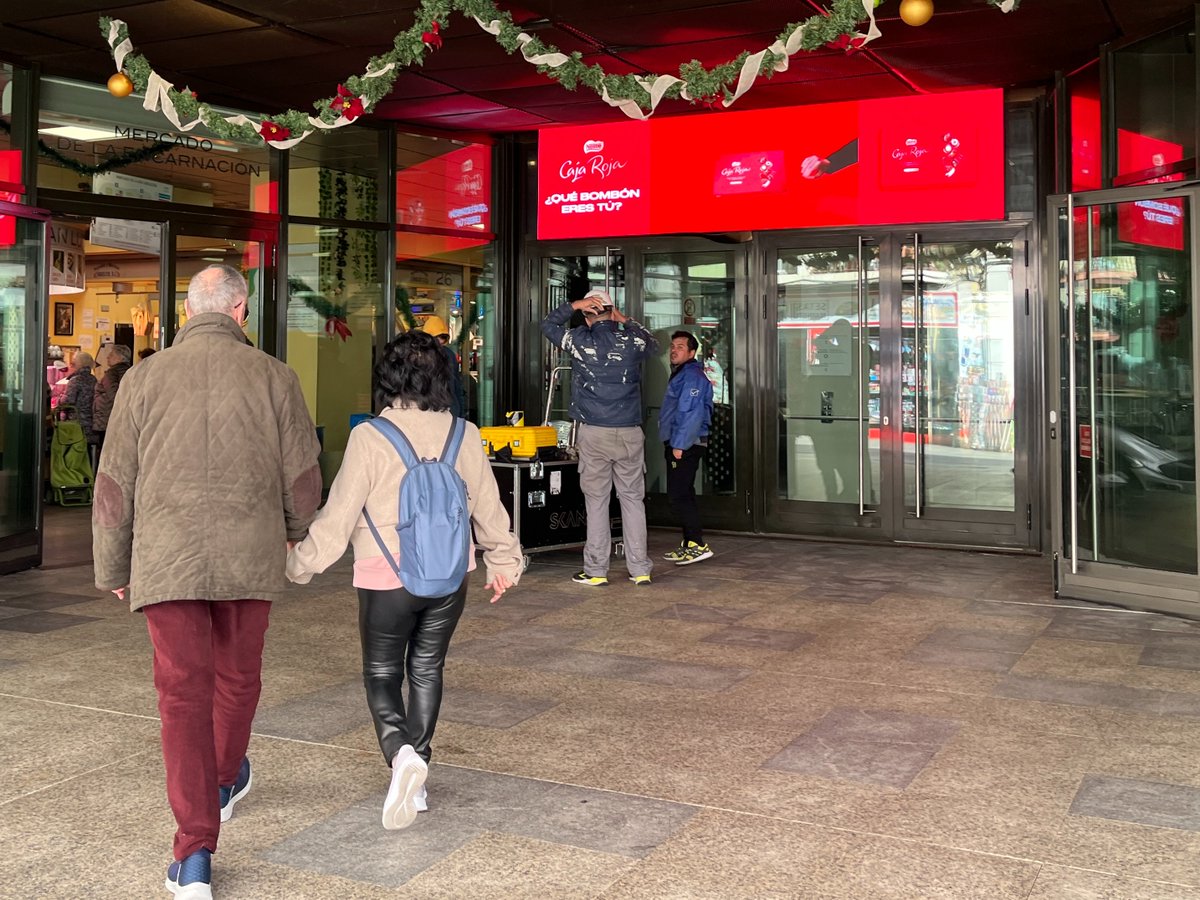 GranPantalla_PE's tweet photo. ¿Qué bombón eres tú?
Haz que tu Navidad y la de los tuyos, sea tan dulce como la Caja Roja de @Nestle_es .
#SkyledLasSetas #dooh #Publicidad #Navidad #LasSetas #Sevilla #Pantallas #oohlovers https://t.co/oEzqiqOFdE