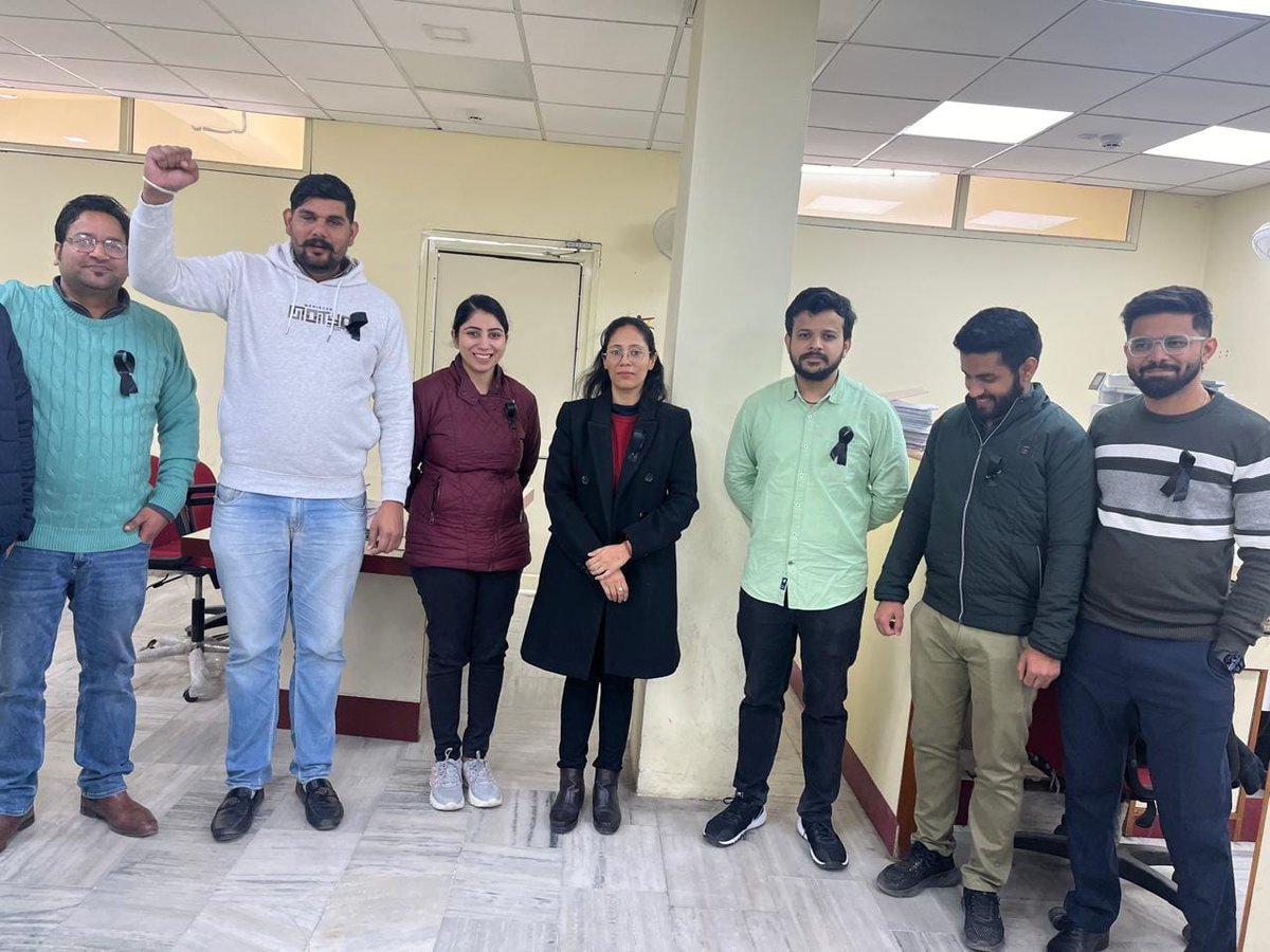 Today members of AIPNBOF are participating in black badge bearing day ahead of their strike on 26th and 27th Dec.

The imp demands of the unions are

🔷️5DaysBanking implementation.
🔷️Staff recruitment
🔷️Tax perquisite issue
🔷️NPS FUND MANAGER selection
🔷️Medical arrears