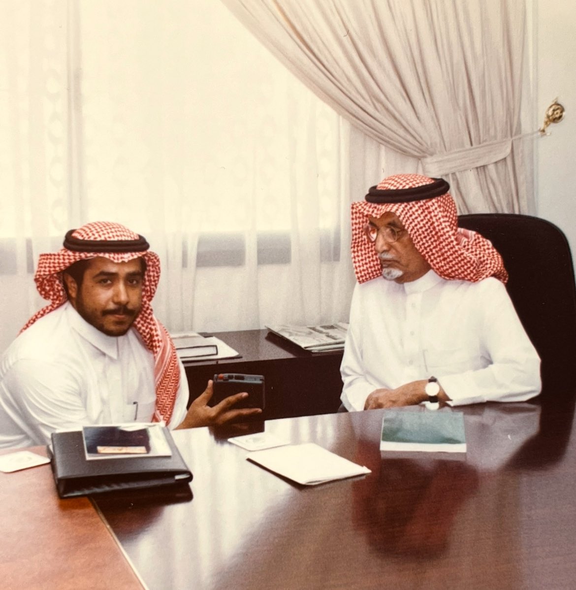 AlOdhibii's tweet photo. (رجال الإدارة /منصور العساف1️⃣3️⃣)
تشرفت بإعداد المادة العلمية لموسوعة الإتصالات والتعليم في بعض مدن المنطقة الوسطى بمناسبة المئوية عام 1419 هـ وإعداد لقاءات مع الكثير من الشخصيات الإدارية منذ عام 1417هـ ومنها
🔺🔺محافظ الرس سعادة الاستاذ/منصور بن عساف العساف 
ويتم العرض للدعاء بالرحمة للاموات و العافية للاحياء ومعرفة نعمة الله على الوطن #السعودية 🇸🇦 وماتقدمه حكومتنا  أعزها الله في تطوير المجتمع وخدمة المواطنين 
🔺واليوم يسرنا تقديم حلقة مع الاستاذ / منصور بن عساف حسين العساف
وتم اجراء اللقاء في مقر  محافظة الرس عام 1418هـ
🔺الولادة 
ولد ضيفنا عام 1344 هـ في محافظة #الرس بمنطقة #القصيم وتوفي عام 1430 هـ  (رحمه الله)
🔺التعليم 
تعلم ضيفنا في #الكتاتيب وحفظ اجزاء من القران الكري و تعلم القراءه والكتابه 
وأكمل تعليمه بالمدارس الليله وحصل على الشهاده الابتدائيه 
🔺الحياة الوظيفية 
تم تكليف ضيفنا الاستاذ /منصور العساف وكيلاً لامارة الرس حتى عام 1402 هـ 
فتم تعيينه امير لمدينة الرس بعد تقاعد أخيه/ حسين واستمر الاستاذ منصور العساف امير لمدة 6 سنوات وتقاعد عام 1408 هـ
وفي عام 1417 هـ تم التعاقد معه محافظاً للرس واستمر  حتى عام 1428 هـ 
🔺ويقول العم منصور
عن أول رحلة له على السيارة برفقة والده لاداء فريضة الحج عام 1355 هـ
وسافروا على سيارة صغيرة واستغرقت  المسافة 8 ايام من الرس إلى #مكة وكانوا يمرون في الكثير من الموارد مثل #عفيف ودخنه والموية و #الطائف والطريق صعب جداً 
🔺وعن المطار في الرس يقول العم منصور
تم افتتاح المطار واللاسلكي عام 1376 هـ ويقع المطار في حي المطار
وقال أن بداية الانشاء كان في خيمة فتم بناء غرفة واحدة 
وكانت الارضية ترابية وغير مسفلتة
بادارة الأستاذ/عبد الرحمن الطاسان
وكانت الطائرة تأتي مرة واحدة  في الأسبوع من #جدة وتذهب إلى #الرياض وتمر #عنيزة ثم #بريدة ثم #المجمعة ثم #الرياض وعدد الركاب 26
 وكان الناس بسعادة تامة  عند افتتاح المطار و اللاسلكي
🔺وعن أول رحلة له على الطائرة قال كانت عام 1376هـ حيث سافر من الرياض على الطائرة
🔺البرقية
 يقول ضيفنا بأن الناس كانوا سعداء بوجود البرقية التي تأتي إلى الرس عن طريق #بريدة بواسطة جمالين ومنهم 
صالح الصبي 
وعبدالله العايد
🔺وعند الحديث عن التعليم
كان سعادته حريص بنقل المعلومة فتواصل تلفونيا مع سعادة مدير تعليم محافظة الرس وافاده عن الحياة التعليمية في الرس ابتداء من الكتاتيب (رحال ونساء) ثم التعليم الحكومي
🔺🔺 الكتاتيب (رجال )
🔺بدأت الكتاتيب في الرس بتعليم أمور الدين واللغة
🔺وأول من تولى التدريس بالمساجد الشيخ زامل بن علي العجمي الذي طلب العلم في عنيزة وكان أحد تلاميذ
الجد/ الشيخ عبدالله بن أحمد بن عضيب التميمي قاضي #عنيزة عام 1110هـ رحمهم الله
🔺وبعده ابنه الشيخ رشيد بن زامل العجمي الذي درس على والده وعلى الشيخ عبدالله بن عضيب في عنيزة
ثم الشيخ/عبدالعزيز المحفوظي
ثم الشيخ/ قرناس القرناس
ثم محمد القرناس
ثم صالح القرناس
ثم براهيم الضويان
ثم سالم الحناكي 
ثم محمد بن رشيد
ثم صالح الطاسان
🔺🔺أما الكتاتيب (نساء)
فقد بدأت عام 1280هـ وهناك قول بان بداية تعليم النساء عام 1180هـ عند حضور الشيخ/ صالح الخميس إلى الرس وتولت ابنتاه(مزنه وشايعه ) تعليم النساء
ومن مدارس كتاتيب النساء
1ـ مدرسة منيرة الجلالي 
2ـ مطيرة الرميحي
3ـ  منيرة العتيّق
4ـ تركية العمير
5ـ موضي الصالحي
6ـ موضي الشنيف:
7ـ ثم نورة ناصر الرشيد
رحمهن الله 
🔺🔺كان يوجد مدارس خاصة للبنين في مدينة الرس وقام بالتدريس اساتذة ومشائخ افاضل ومنهم 
عبدالله الرميح وناصر الضويان
ومحمد الخربوش ومحمد بن رشيد ومحمد بن ناصر الرشيد وعبدالله العقيل ومحمد الضويان وعبدالعزيز الغفيلي
و عبدالعزيز البطي وغيرهم رحمهم الله 
🔺المدرسة القرآنية
أسسها الشيخ عبدالرحمن بن إبراهيم الطاسان عام 1378هـ،لتدريس القرآن والتوحيد والفقه والقراءة والكتابة والإملاء
🔺🔺التعليم الحكومي 
🔺تعليم ((البنين ))
عام 1363 هـ افتتحت أول مدرسة ابتدائية للبنين بجهود الشيخ/حمد بن منصور المالك رحمه الله
ومدير المدرسة/الأستاذ عبدالله العرفج 
والوكيل الأستاذ عثمان قارئ من #المدينة 
ومن المعلمين
وعبدالله الطاسان وعبدالله الرشيد.
🔺ومن الطلاب 
صالح العايد وعبدالله العقل وإبراهيم العواجي وصالح المالك ومحمد المسيطير ومنصور المالك ومحمد الضويان
عام 1375هـ افتتحت المدرسة المتوسطة
عام 1386هـ افتتحت الثانوية
🔺🔺تعليم البنات
في عام 1381 هـ افتتحت أول مدرسة ابتدائية بنات
وفي عام 1392 هـ افتتحت المتوسطة
ثم الثانوية عام 1396هـ

وتوالت الانجازات التعليمية ولله الحمد
رحم الله العم / منصور العساف ووالدينا والمسلمين أجمعين 🤲

@alassaffamily_

@alassaffamily
@twaslalrss
@arshefalrass