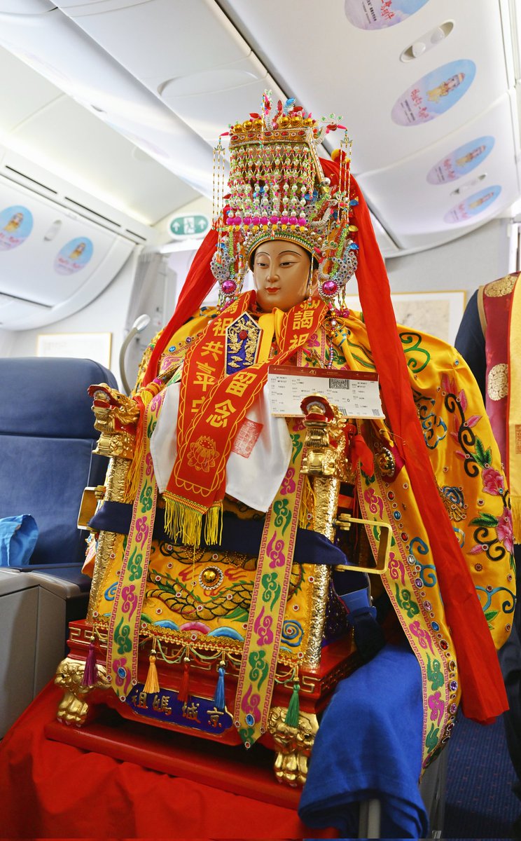 rainmmm's tweet photo. 林墨Linmo今天搭乘XiamenAir的Boeing787进行了一次旅行。她不说话，全程安静地坐着，也不需要吃喝，绝对是模范旅客。 https://t.co/xH4ohrARFv