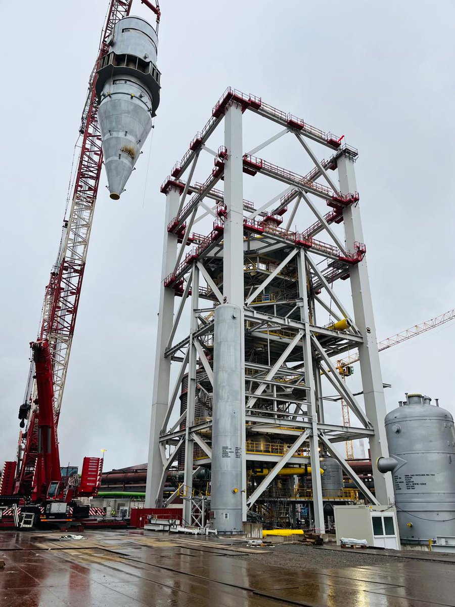 tenovagroup's tweet photo. 🚀 Another key milestone in the SALCOS® project! The DRI cooler – a critical DRP component - has been successfully lifted and installed on the tower! This marks another step toward #CO2free steel production with ENERGIRON 👉 https://t.co/zsxCPEG8re https://t.co/MDtbo8bEz5