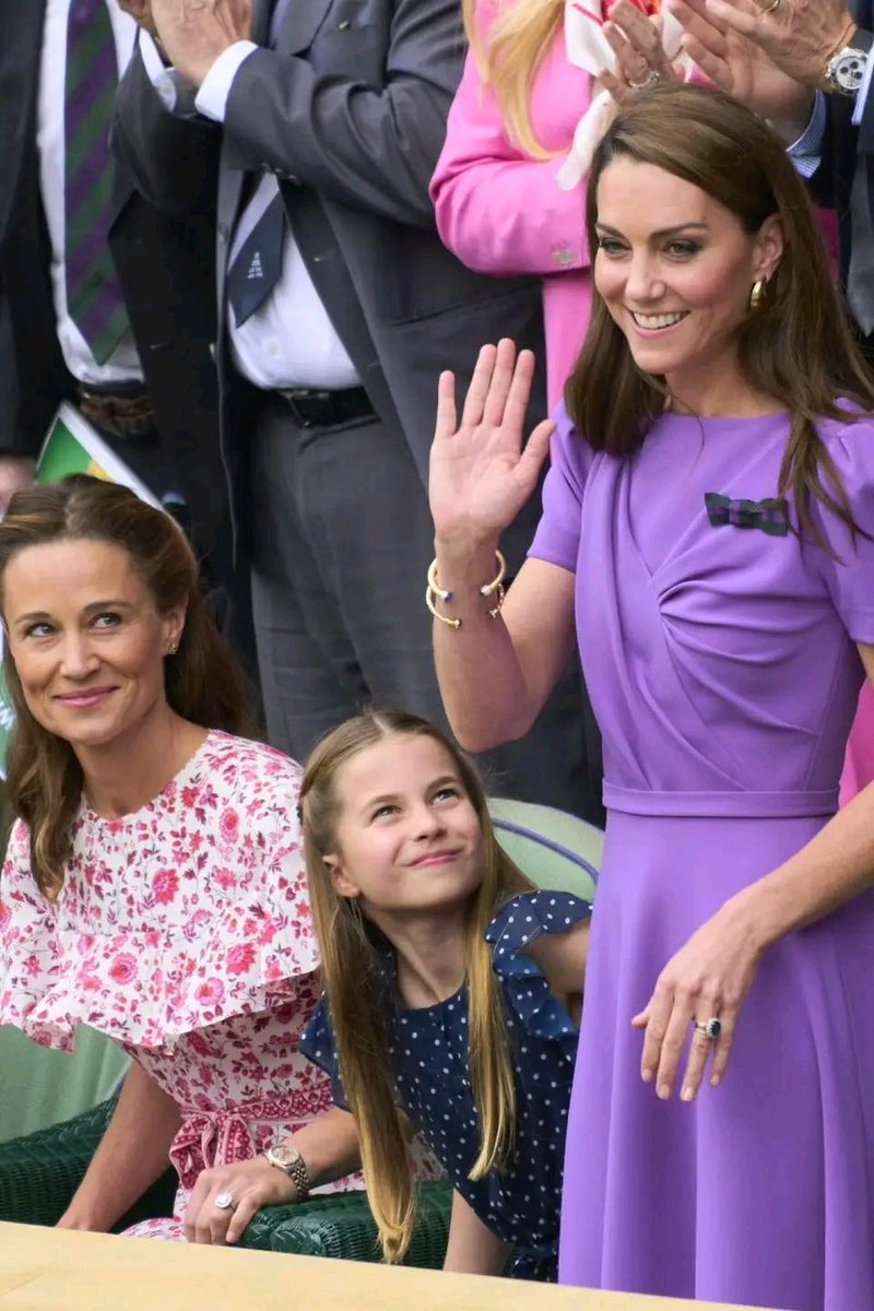 WilliamPri39308's tweet photo. Pippa and Charlotte smiling proudly at Catherine while she is receiving a standing ovation at Wimbledon 💜 https://t.co/UZRpnaMGht