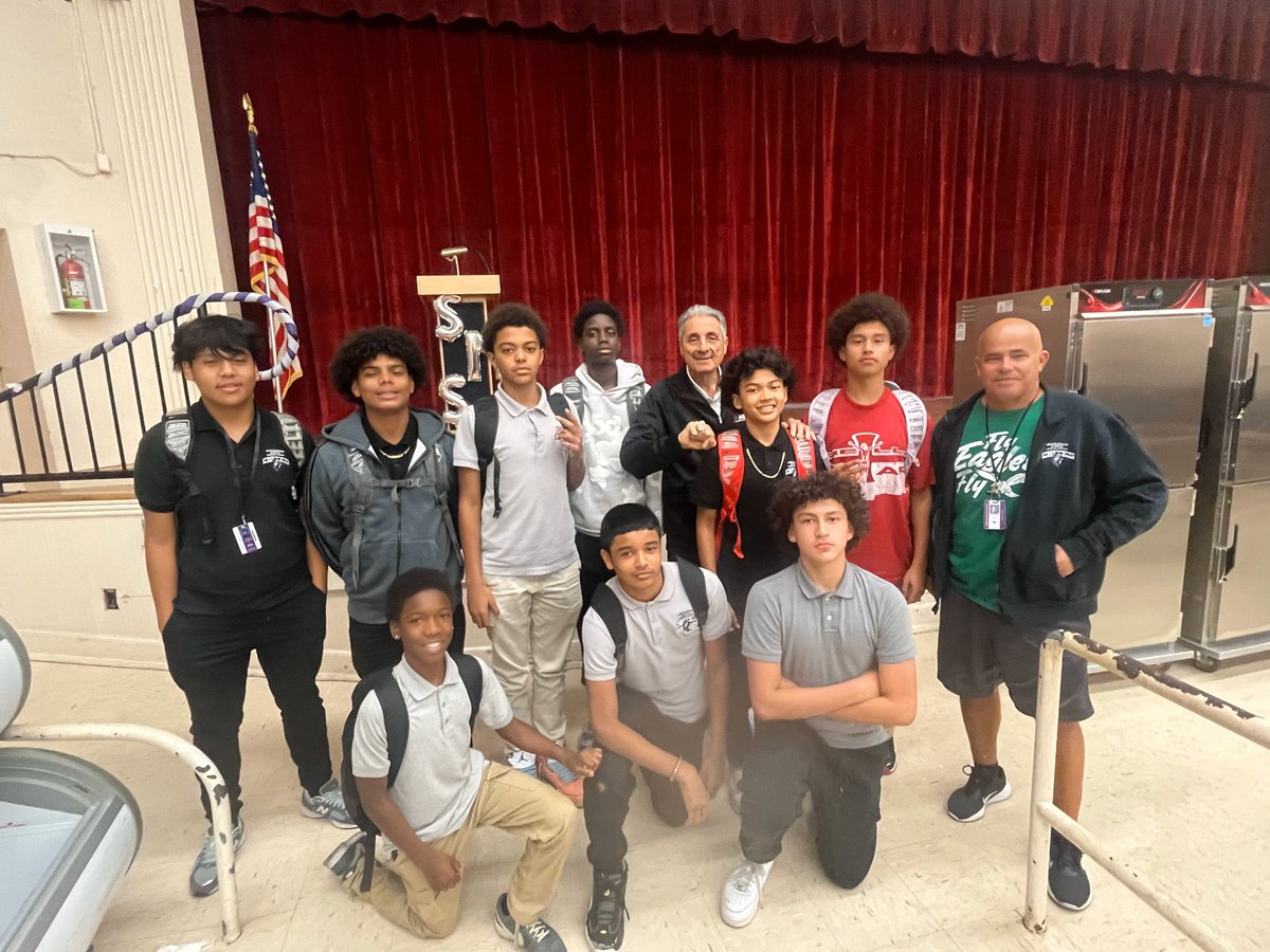 KapowSuccess's tweet photo. Our last career presentation of the semester! Thank you to @MiamiHEAT Ambassador Tony Fiorentino for ending 2024 on a high note at Shenandoah Middle School. Thank you as well to Ana Betancourt for facilitating the event at her school. Happy Holidays! @ShenandoahMS https://t.co/abNY9AhbD6