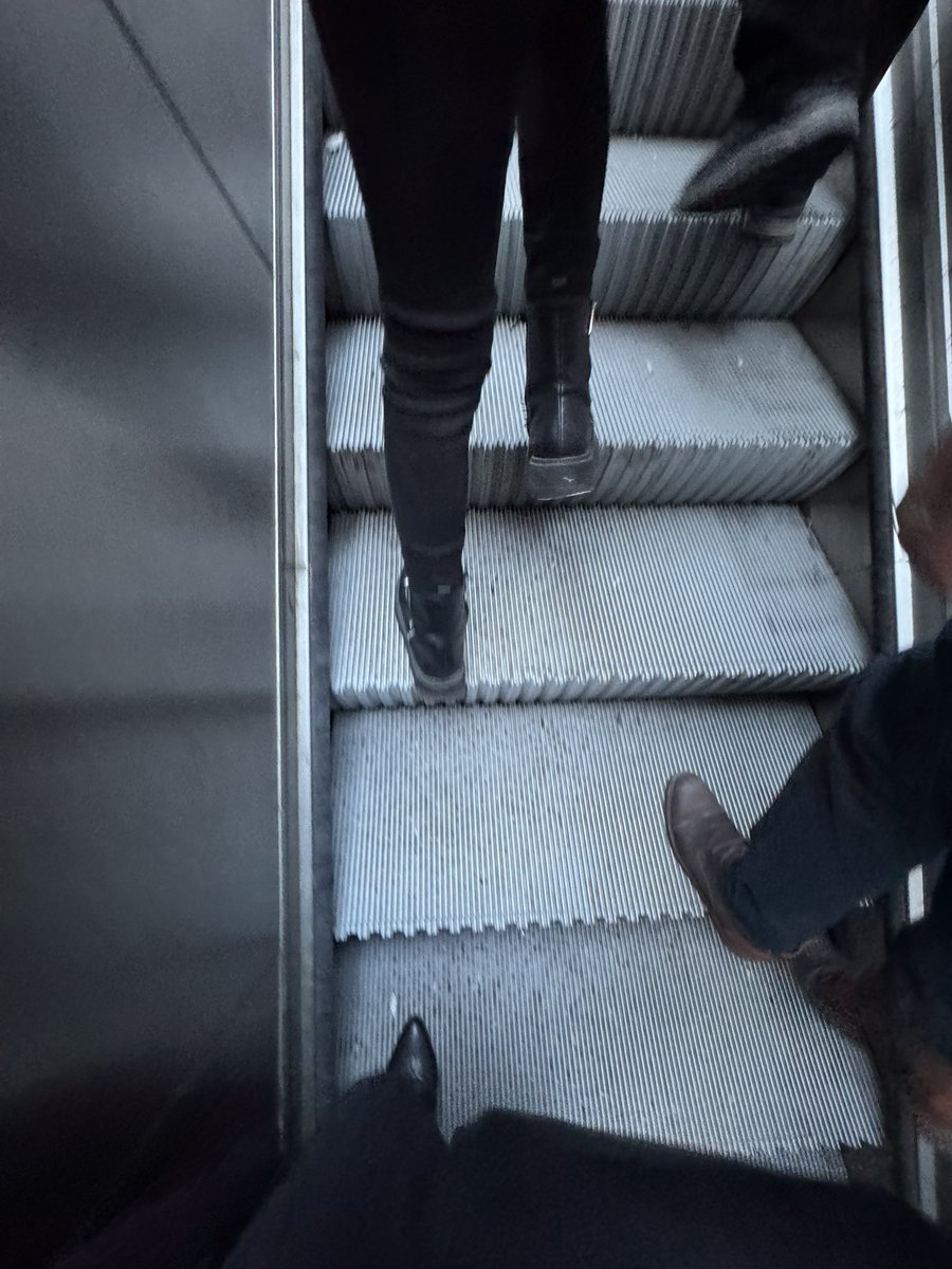 thehelva's tweet photo. 1 buçuk ay falan oldu. İnsan trafiği yoğun olan Zincirlikuyu yürüyen merdiveni bozuk. Ekrem İmamoğlu belediyeciliği izliyoruz. Sanırım bizi yürüyerek spora teşvik ediyor kendisi. Sırf iyiliğimiz için. @ekrem_imamoglu @IBBcozummerkezi @4444154 https://t.co/kcsZiUCqbd