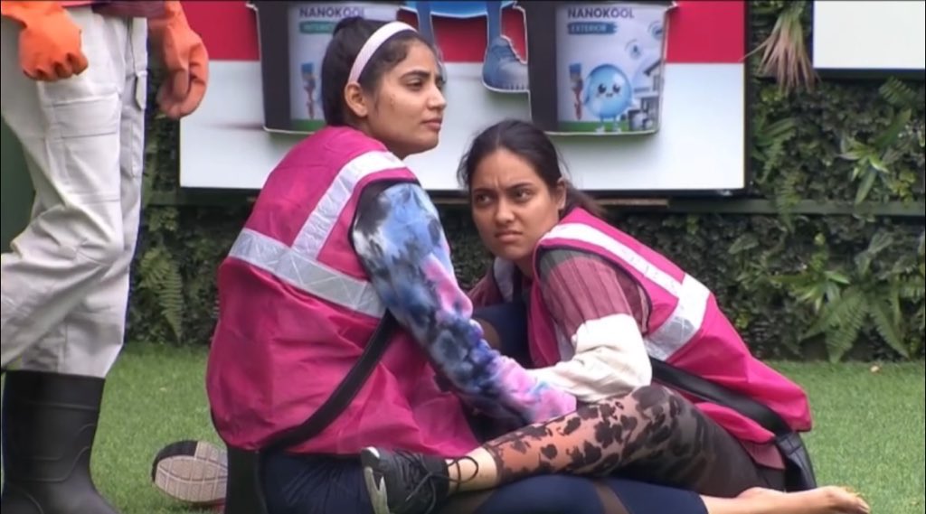 Kavithots's tweet image. It's so comfortable for #PinkSquad as they able to interlock without any issues &amp;amp; protecting it without losing any bricks till now 💯🔥🔥
#BiggBossTamil8