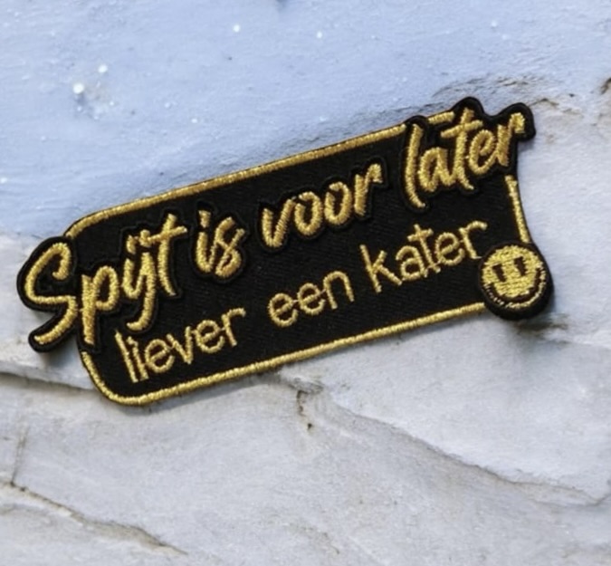 dedurskes's tweet photo. Embleem spijt is voor later, liever een kater 😀

 Fan van Gooische vrouwen...dan is dit embleem echt is voor jou! Je hebt het nieuwe liedje van Martin Moreo alvast wel gehoord. Hier te bestellen 👉https://t.co/J5COM4MhYI  

#dedurskes #gooischevrouwen #carnaval #oeteldonk #lied https://t.co/CpzERhWkpO