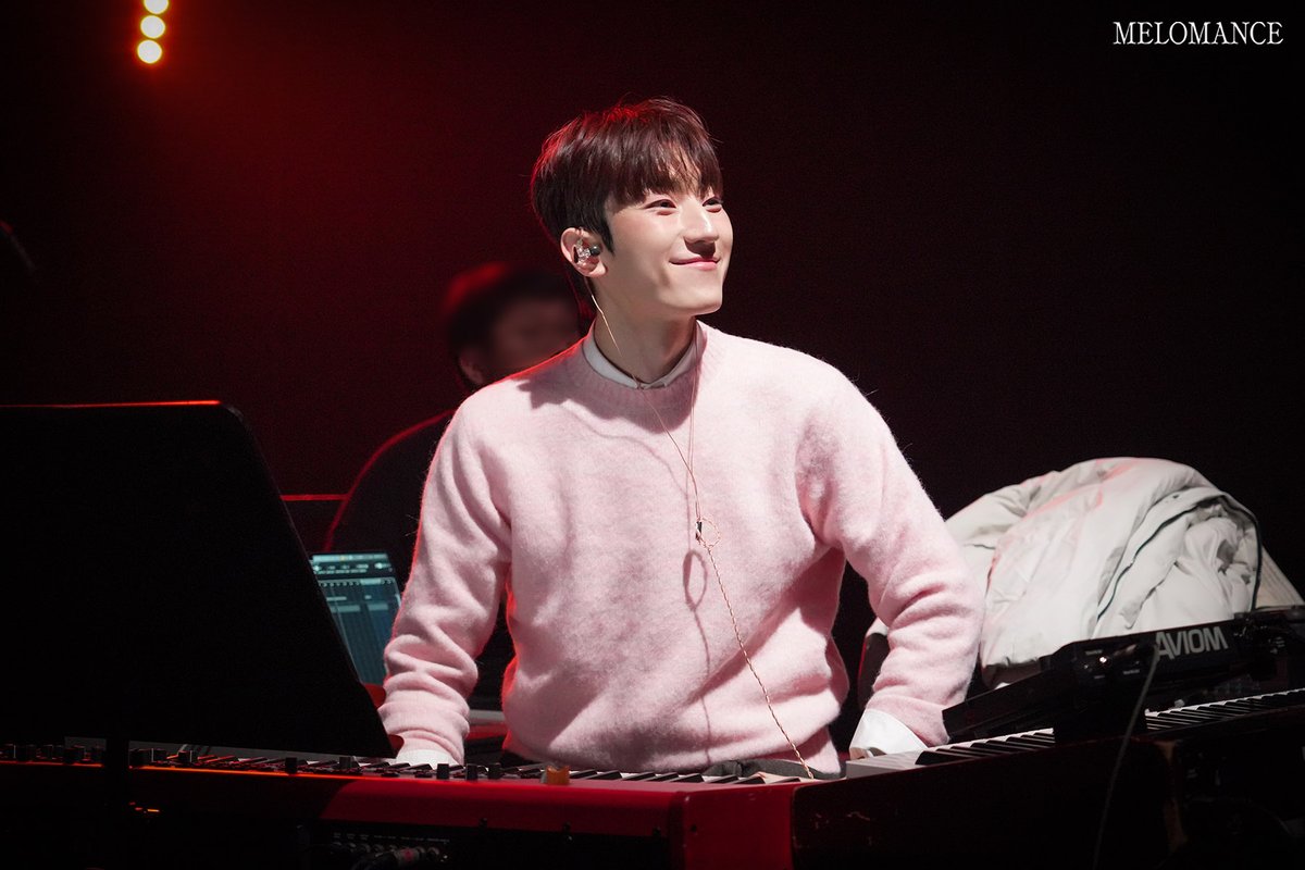 MeloManceXABYSS's tweet photo. [PHOTO]

[MELOVER Only] 더 시즌즈 - 이영지의 레인보우🌈🎹⑧
🔗https://t.co/oeq95votW1

해당 콘텐츠는 멜로버 1기 전용 독점 콘텐츠로
비스테이지에서 확인해 주시기 바랍니다🤍
⠀
#멜로망스 #MeloMance
#김민석 #KimMinSeok
#정동환 #JeongDongHwan
#멜로버 #MELOVER
#로망이 #ROMANGEE https://t.co/5jcoWWRkaB