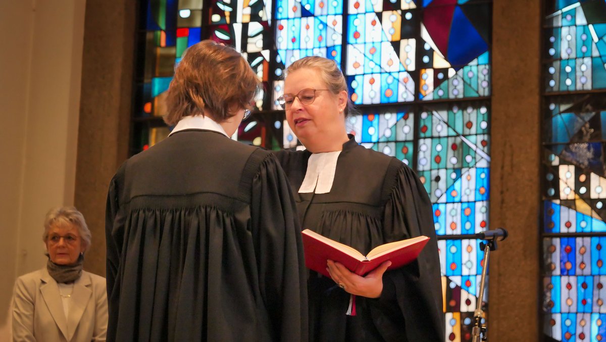 EKVlotho's tweet photo. Jetzt ist Theodora Beer ganz offiziell #Pfarrerin der Ev. #Emmaus #Kirchengemeinde #BadOeynhausen: Zusammen mit der #Gemeinde und dem Team der #PopUPChurch hat Superintendentin Dorothea Goudefroy sie im Adventsgottesdienst eingeführt. 

https://t.co/HyOgZGwmSR https://t.co/D7lYvKBChx