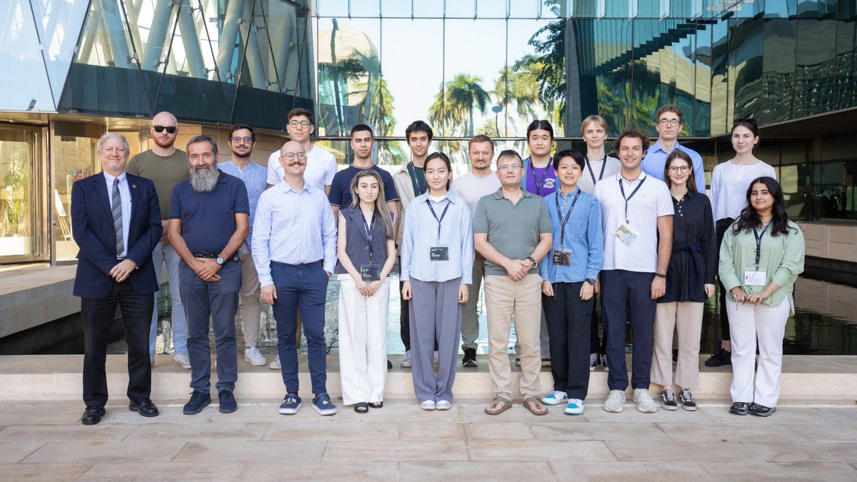 KAUST_NewsAR's tweet photo. في تجربة تجمع بين التميز الأكاديمي والابتكار، استفاد 12 طالب اُستقطب من 11 جامعة عالمية، من برنامج الرياضيات التطبيقية والعلوم الحاسوبية والإحصاء #AMCS_STAT في #كاوست، بغرض إعداد الجيل القادم من الباحثين في أساليب الذكاء الاصطناعي وتقنيات الشبكات المتعددة في الطب. https://t.co/wJBJs1BFUd