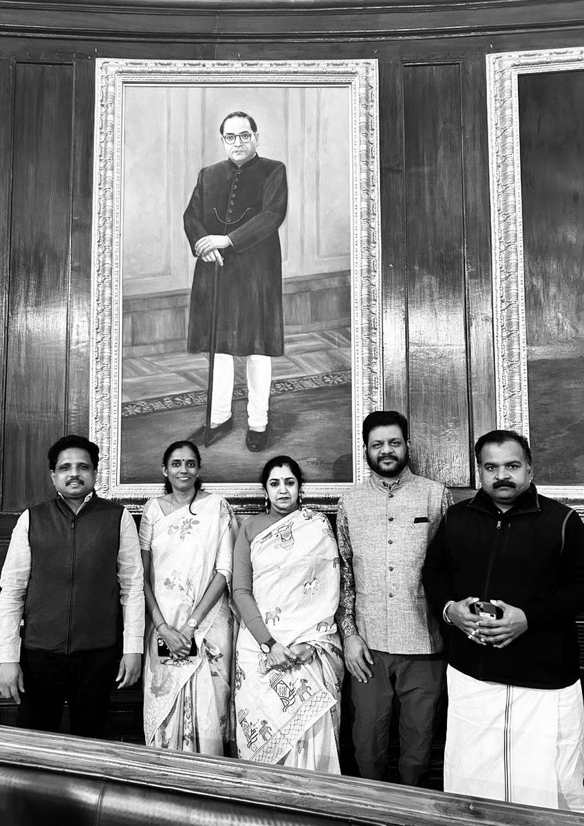 SuVe4Madurai's tweet photo. “அம்பேத்கரின் பெயரை சொல்லுவது பேஷன் ஆகிவிட்டது” என்கிறார் அமித்ஷா

உங்களுக்கு இவ்வளவு எரிச்சலை கொடுக்கும் அண்ணலின் பெயர் எங்களுக்கு ஃபேஷன் அல்ல ஃபயர்🔥.

- இன்று நாடாளுமன்ற மைய மண்டபத்தில் உள்ள அம்பேத்கரின் திருவுருவப்படத்தின் முன்.

@manickamtagore 
@ThamizhachiTh 
@jothims 
@VKSreekandanINC 

#Ambedkar
#அண்ணல்அம்பேத்கர்
#AmitShah 
#NamingAmbedkar_IsFire_NotFashion