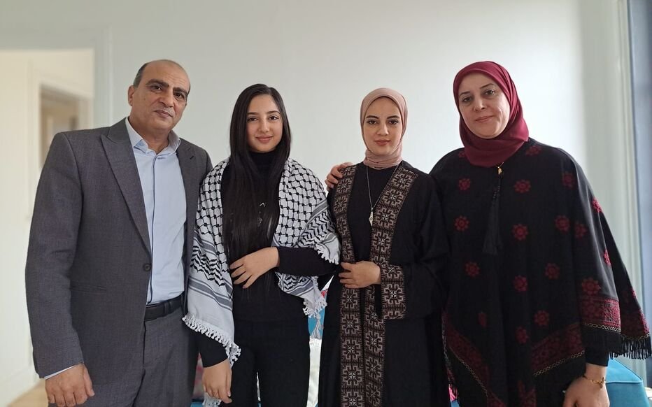 Corbeil-Essonnes ville solidaire ! 🇫🇷 🇵🇸
Je sais qu'il reste beaucoup à faire mais une famille retrouve un nouveau départ.
MERCI à tous ceux qui ont rendu cela possible 🙏🙏🙏
leparisien.fr/essonne-91/de-… 
#FreePalestine