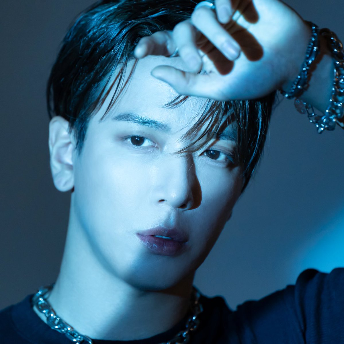 19effect89's tweet photo. 파란 조명 + 정용화
인간 블루 그 자체 https://t.co/kXbGtqSTjg
