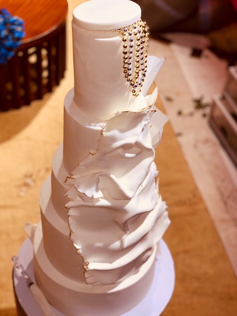 LummiCaters's tweet photo. The depth &amp; texture of this cake I created is 🔥🔥🔥 https://t.co/VFT1OQjVCF