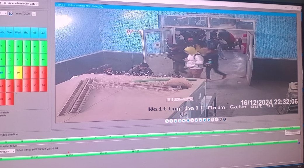 nigam_anshul's tweet photo. Family members are trying to see all the CCTV footage, this image is of Rohilla Station at 10:32 PM. https://t.co/EOdnqmSygI