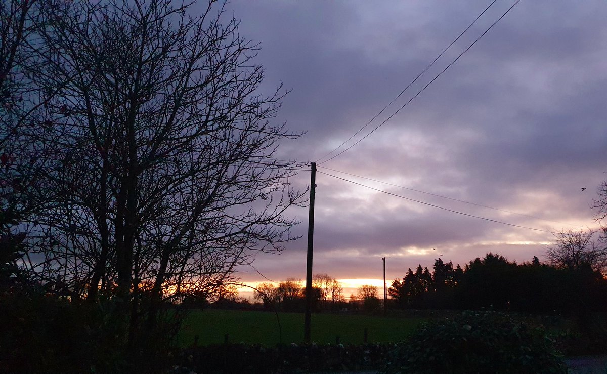 HolisticSharon's tweet photo. Best time of the day 
#sunrise #galway https://t.co/Jprz1Dr1Cu