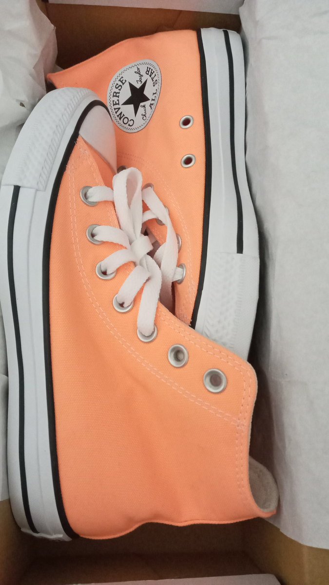 DelimaOctaviani's tweet photo. For sale 
Converse size 6.5 // 37 // 23.5 
New with box 
Original from store 
349k 

#converse #saleakhirtahun #converseindonesia #forsale #trending #fypシ https://t.co/x6kMTDc1EH
