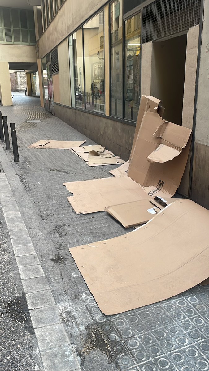 Jorch1122's tweet photo. Cada dia així al carrer d’en Roig.. bloquig de sortida d’emergències i carrer brut davant del meu negoci. Per això pago impostos? Molta marca Barcelon però d’això no se n’encarrega ningú. @GUBBarcelona @bcn_ajuntament https://t.co/gYDMRJQC8F