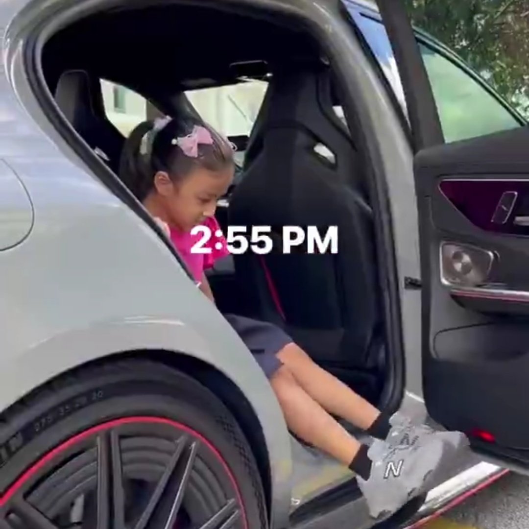 vxnxd's tweet photo. @annazrulan Amalkan lah tabiat ni bila naik kereta orang mahupun kereta anda sendiri. Bende simple, boleh elakkan banyak habuk dan pasir masuk dalam kereta. Sekian. https://t.co/lvUILojpse