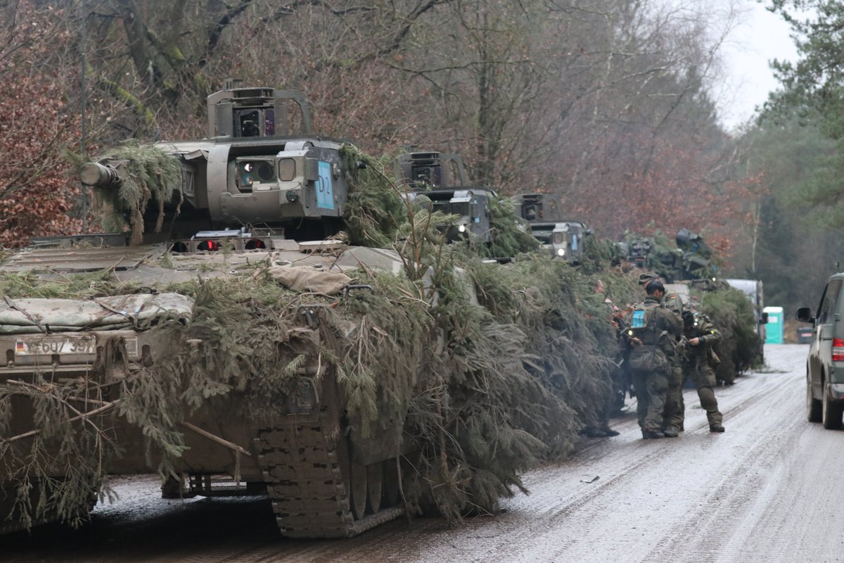Deutsches_Heer's tweet photo. Letzter Durchgang im Schießübungszentrum 2024. Soldatinnen & Soldaten vom Offizierlehrgang der #Panzertruppenschule stellen ihre Fähigkeiten als angehende Zugführer unter Beweis. Mit dem #Panzerbataillon203 #Heer üben sie das Zusammenspiel zwischen verschiedenen Truppengattungen. https://t.co/wcEyQQ1jia