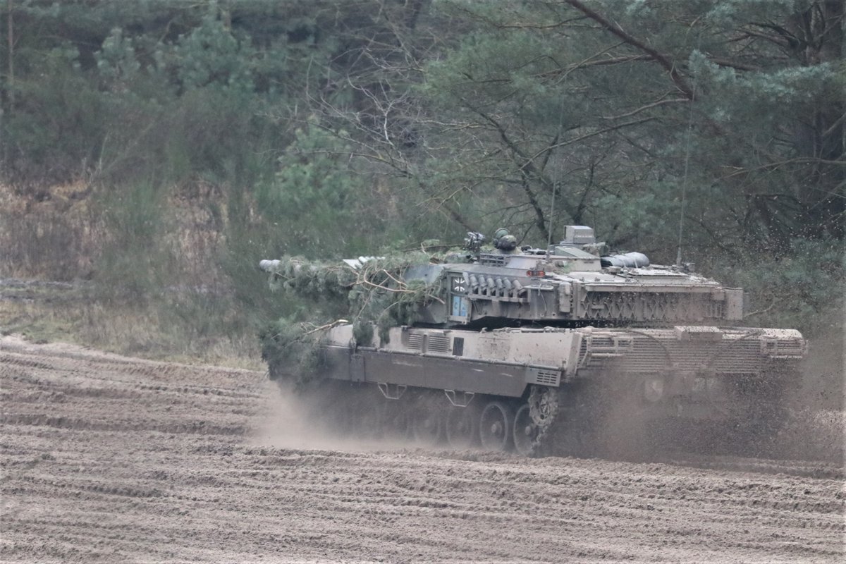 Deutsches_Heer's tweet photo. Letzter Durchgang im Schießübungszentrum 2024. Soldatinnen & Soldaten vom Offizierlehrgang der #Panzertruppenschule stellen ihre Fähigkeiten als angehende Zugführer unter Beweis. Mit dem #Panzerbataillon203 #Heer üben sie das Zusammenspiel zwischen verschiedenen Truppengattungen. https://t.co/wcEyQQ1jia