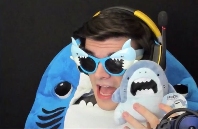 foolishupdates_'s tweet photo. Happiest of Birthdays to our favorite shark Foolish! We all love you and you mean so much to us! Keep being you and thank you for keeping us happy and entertained for so long!!! 🥳🥳🎂🦈#HappyBirthdayFoolish #FoolishFest #FoolishBdayWeek https://t.co/fjzWbKHkZy